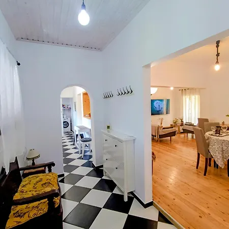 House Konstantinos Nyaraló *